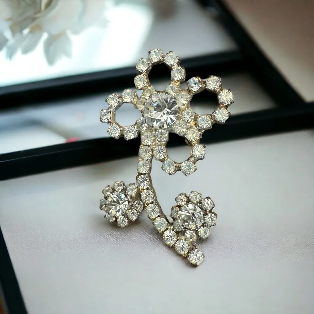 Pretty Vintage Diamanté Flower Brooch Silver Tone